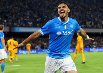 napoli-bleibt-nach-pflichtsieg-erster