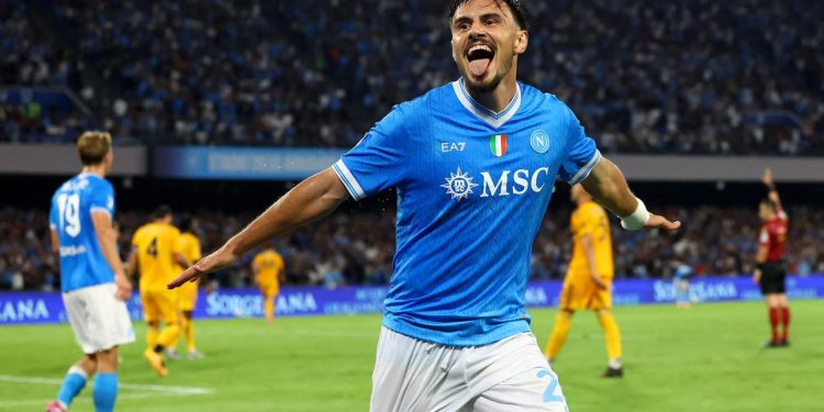 napoli-bleibt-nach-pflichtsieg-erster