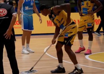 mitten-im-pokal-krimi-–-basketball-star-greift-zum-wischmopp