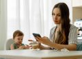 wie-die-smartphonenutzung-der-eltern-kleinkinder-beeinflusst