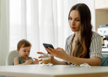 wie-die-smartphonenutzung-der-eltern-kleinkinder-beeinflusst