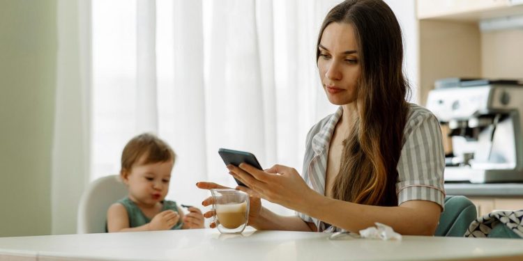 wie-die-smartphonenutzung-der-eltern-kleinkinder-beeinflusst