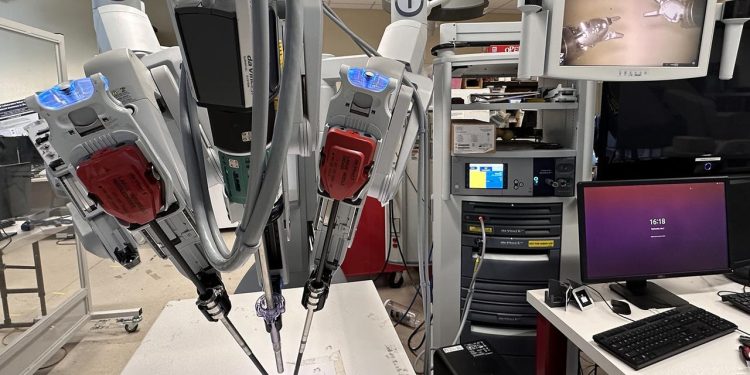 op-roboter-operiert-erstmals-allein-an-schweinekadavern