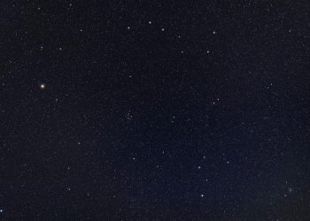 astronomie:-drei-helle-sterne-im-fruehling