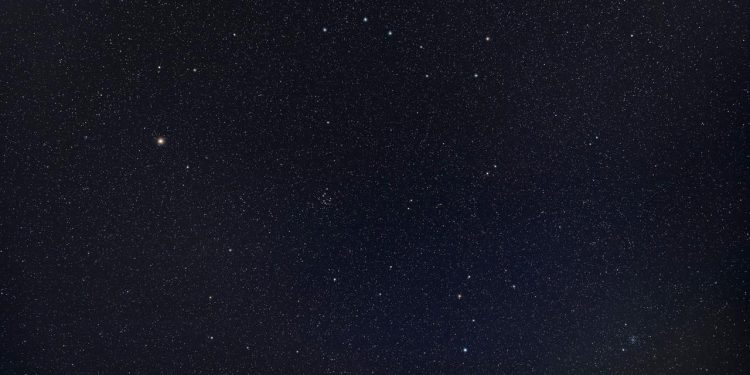 astronomie:-drei-helle-sterne-im-fruehling