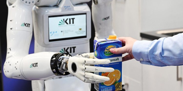 wie-roboter-in-der-pflege-helfen-koennen