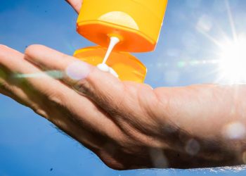 sonnenfalten:-haelt-sonnencreme-unsere-haut-jung?