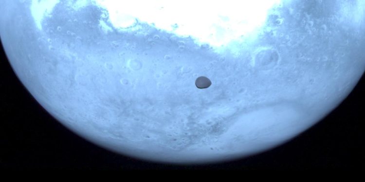 raumsonde-hera-schickt-bilder-von-mars-und-mond-deimos