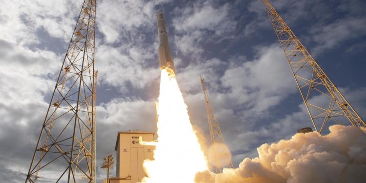 europaeische-rakete-ariane-6-zu-erstem-kommerziellen-flug-gestartet