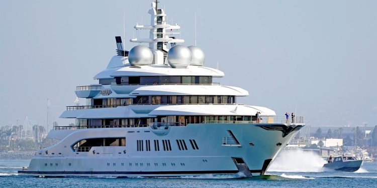 luxusjacht-„amadea“-von-russischem-oligarchen-wird-versteigert