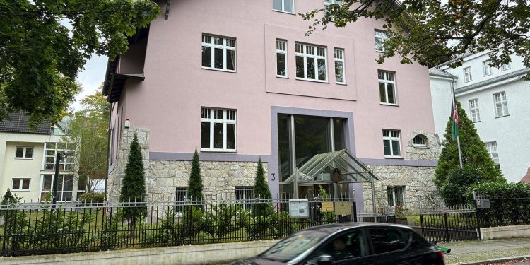 taliban-wollen-eigene-flagge-ueber-botschaft-in-berlin-hissen