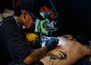 wie-tattoo-farbe-im-koerper-wirkt