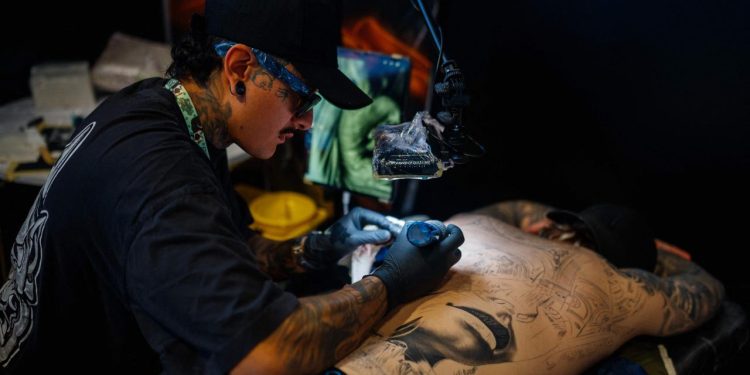 wie-tattoo-farbe-im-koerper-wirkt