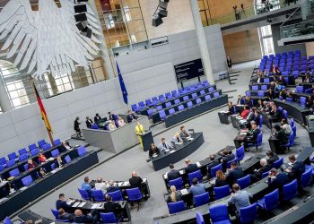 gegensaetze-prallen-im-bundestag-bei-eu-asylreform-aufeinander