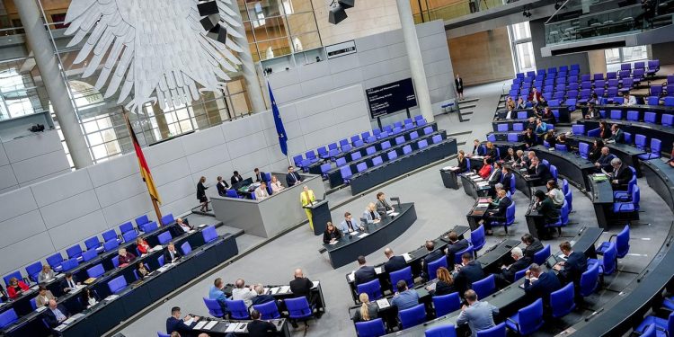 gegensaetze-prallen-im-bundestag-bei-eu-asylreform-aufeinander