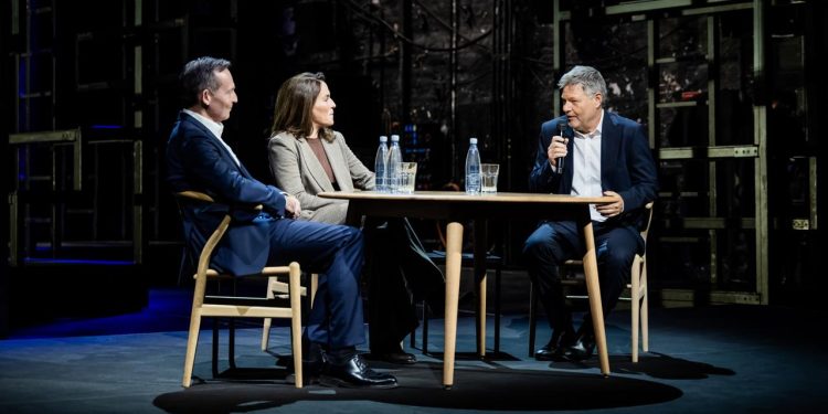 auftritt-im-berliner-ensemble:-habeck-auf-oeffentlicher-rollen-suche