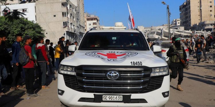 uebergabe-durch-hamas:-erste-freigelassene-geiseln-in-israel