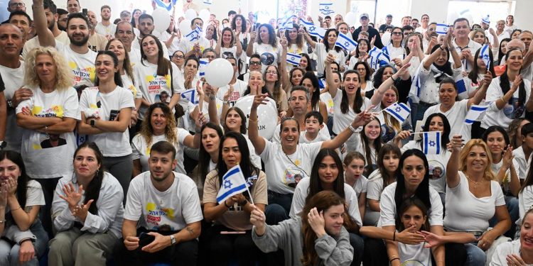 bilder:-nach-738-tagen-kehren-geiseln-zurueck-aus-dem-gazastreifen