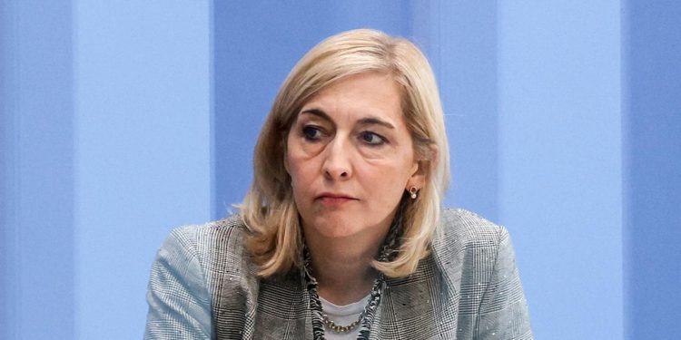 ministerin-warken-haelt-vorerst-an-regeln-zu-krankschreibung-fest