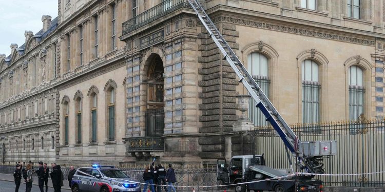 diebe-erbeuten-schmuck-aus-dem-louvre