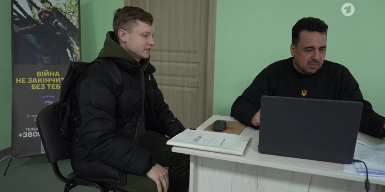 junge-maenner-in-der-ukraine:-kaempfen-oder-gehen?