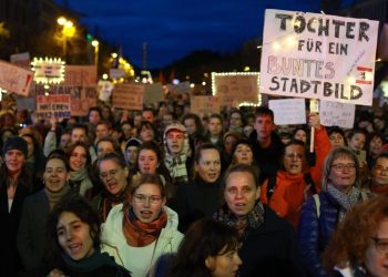 demo-vor-cdu-parteizentrale:-demonstrantinnen-kritisieren-merz