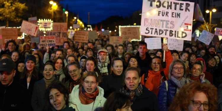 demo-vor-cdu-parteizentrale:-demonstrantinnen-kritisieren-merz