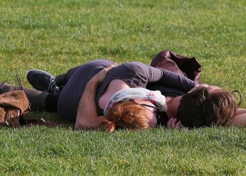 meta-analyse:-beruehrungen-helfen-bei-schmerz,-angst-und-depression