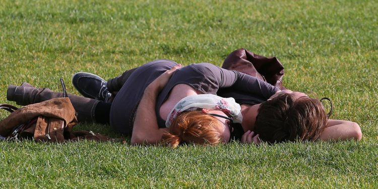 meta-analyse:-beruehrungen-helfen-bei-schmerz,-angst-und-depression