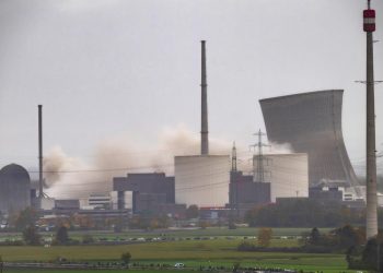 kuehltuerme-des-bayerischen-atomkraftwerks-gundremmingen-gesprengt