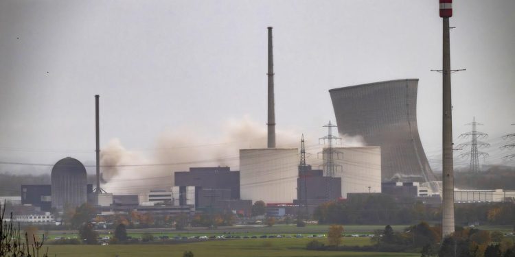 kuehltuerme-des-bayerischen-atomkraftwerks-gundremmingen-gesprengt