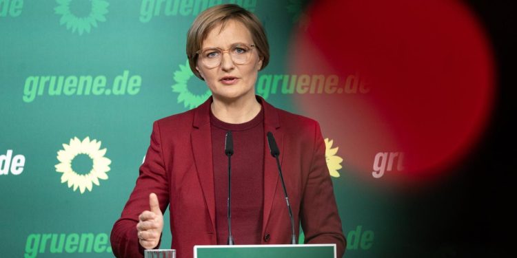 gruenen-chefin-brantner-wirft-merz-fuehrungsschwaeche-vor