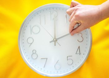 zeitumstellung:-leben-wir-im-sommer-in-der-falschen-zeitzone?