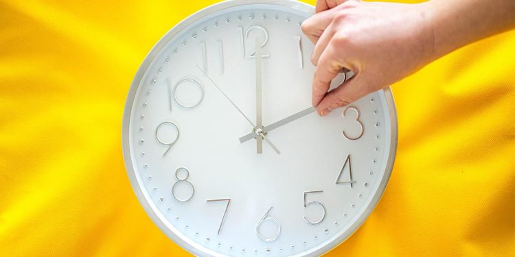 zeitumstellung:-leben-wir-im-sommer-in-der-falschen-zeitzone?