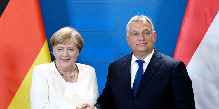 Vorstellung ihrer Memoiren: Merkel besucht Orban