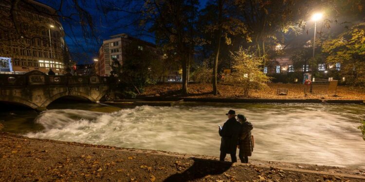 muenchner-eisbachwelle-derzeit-wegen-wassermangel-nicht-surfbar