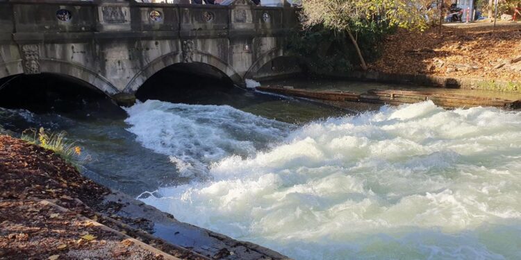erste-rettungsversuche-fuer-muenchner-eisbachwelle-ohne-erfolg