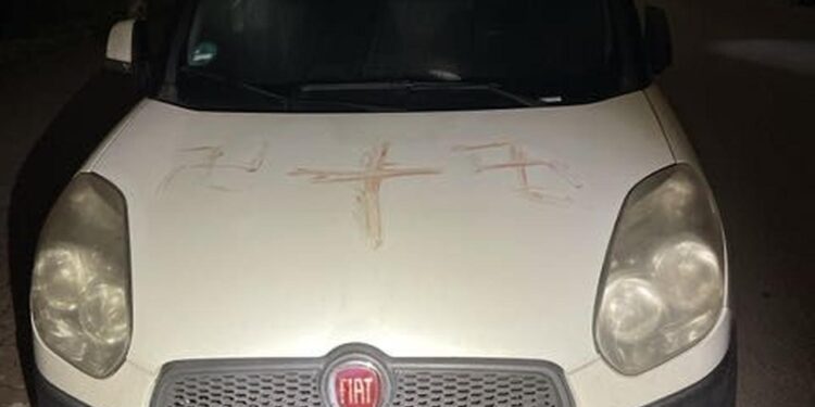 hessen:-hakenkreuze-mit-blut-auf-autos-geschmiert-–-mann-festgenommen
