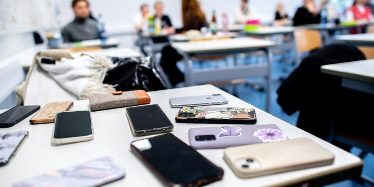 ueberblicksstudie:-so-sinnvoll-ist-ein-handyverbot-in-schulen