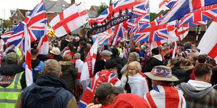 grossbritannien:-falschbehauptungen-befeuern-proteste-gegen-asylpolitik