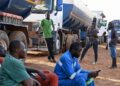 blockade-von-treibstoff-einfuhr:-islamisten-legen-mali-lahm