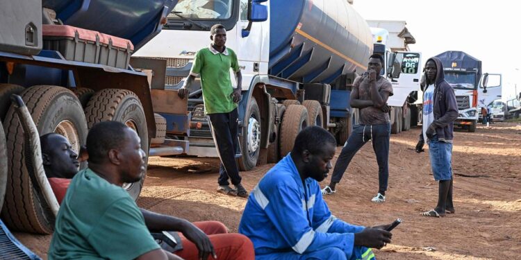 blockade-von-treibstoff-einfuhr:-islamisten-legen-mali-lahm