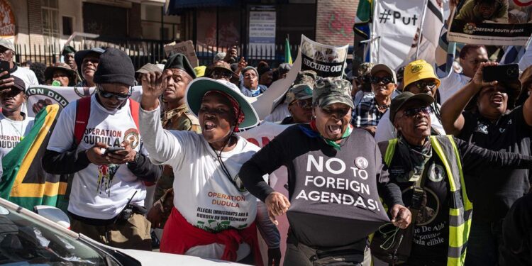 suedafrika:-buergerwehr-„operation-dudula“-drangsaliert-migranten