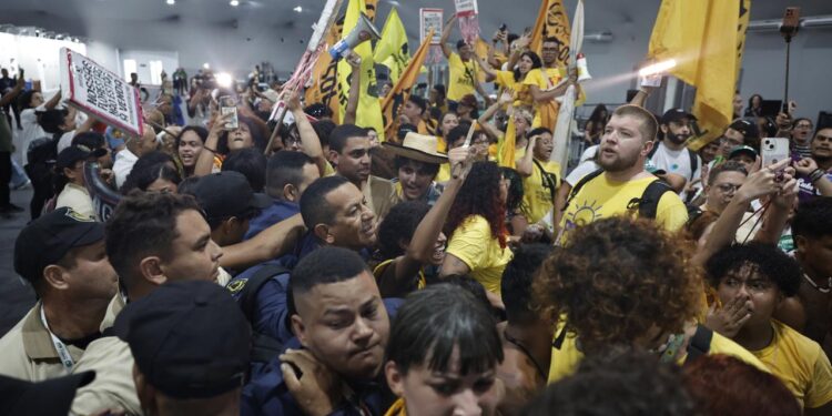 indigene-aktivisten-stuermen-gelaende-der-klimakonferenz-in-belem