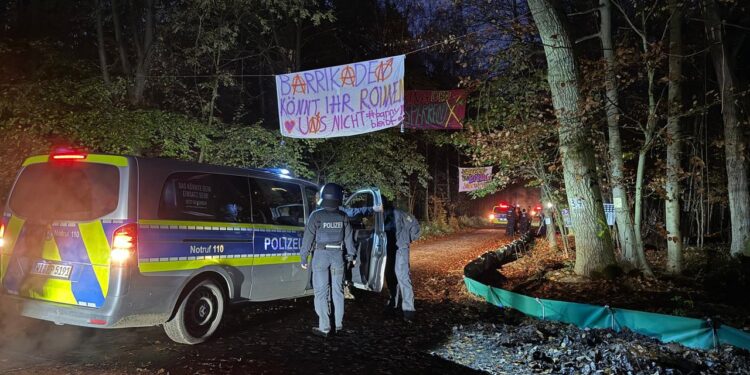 polizei-raeumt-protestcamp-gegen-waldrodung-in-hessen