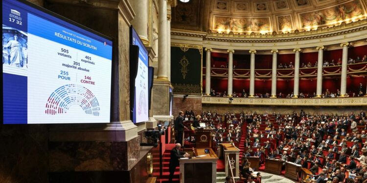 frankreichs-parlament-beschliesst-aussetzen-der-rentenreform