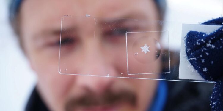 forschende-verewigen-schneeflocken-am-suedpol