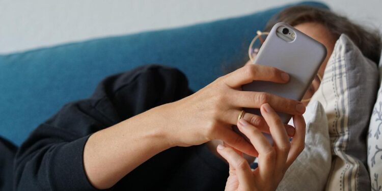 social-media-abstinenz-entlastet-junge-frauen