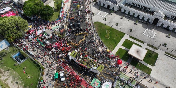 klimakonferenz-in-brasilien:-zehntausende-protestieren-fuer-klimagerechtigkeit