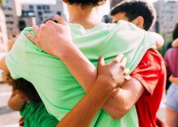 positive-psychologie:-„einer-der-staerksten-faktoren-ist-das-fuereinander“